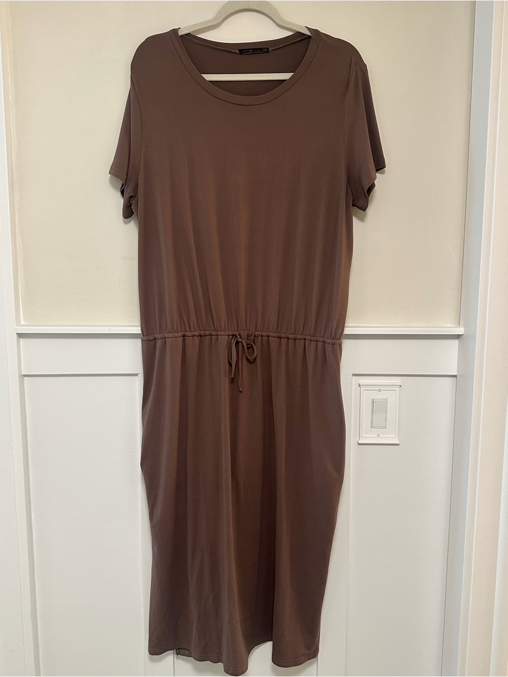 XL - Women’s Everyday Drawstring Waist Brown Midi T-shirt Dress